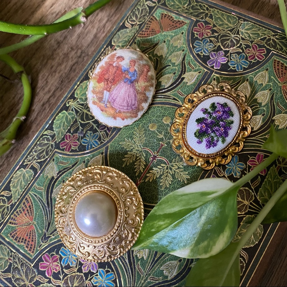 Vintage broach bundle.
